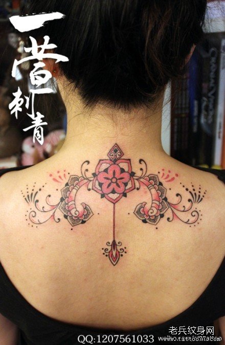 女生后颈背潮流精美的射手座纹身图案