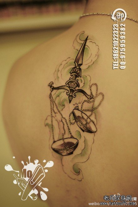 后背时尚经典的天秤座纹身图案