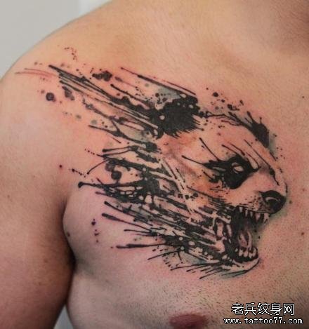 男人前胸帅气凶悍的水墨熊猫纹身图案