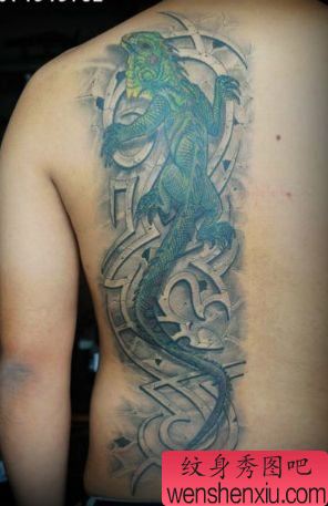 男人背部一款彩色蜥蜴纹身图案
