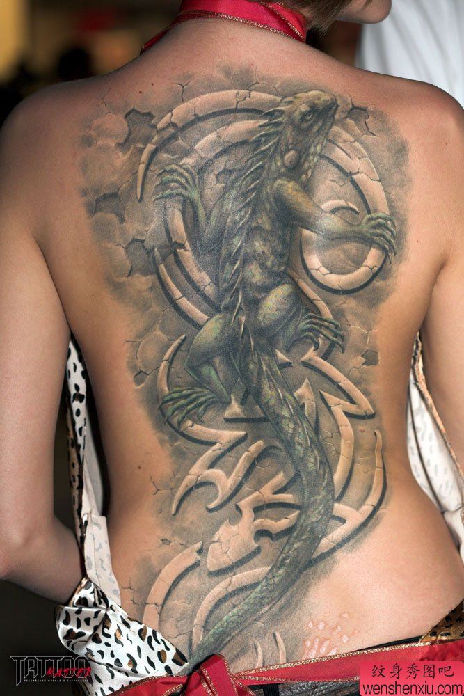 美女后背上一款立体蜥蜴纹身图案