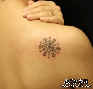 女生肩背简单的线条雪花纹身图案
