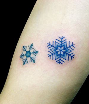 一款漂亮的彩色雪花纹身图片