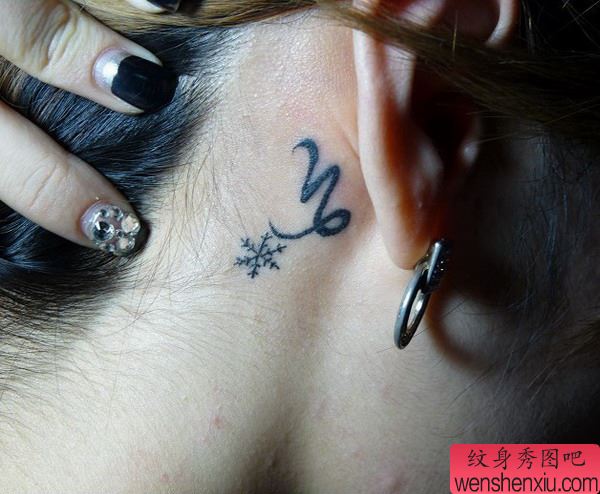 南昌流云堂纹身秀图吧作品:耳后雪花纹身图案
