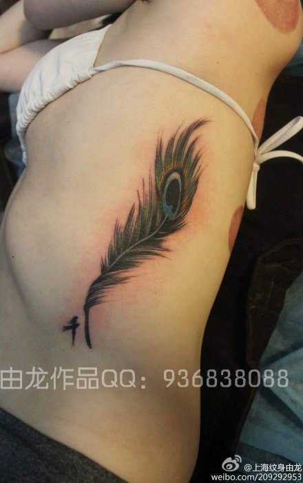 美女侧腰羽毛纹身