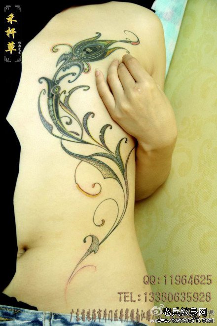 性感诱人的美女胸部到腰部羽毛藤蔓纹身图案