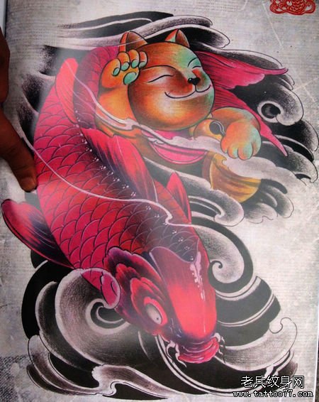一款经典的招财猫与鲤鱼半胛纹身图案