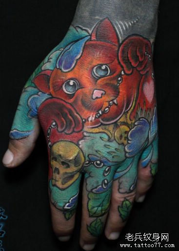 手背一款好看的招财猫纹身图案