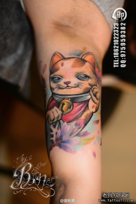 手臂内侧经典时尚的招财猫纹身图案
