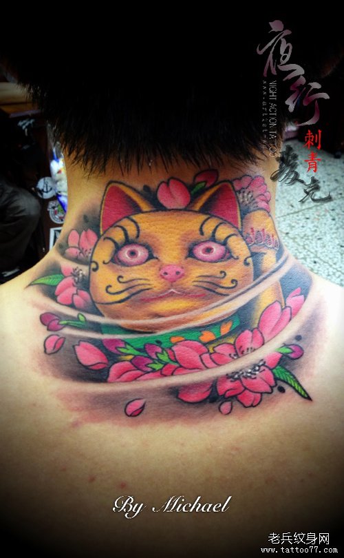 女生脖子处潮流时尚的招财猫纹身图案