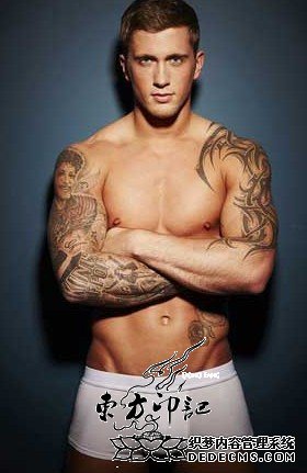 英真人秀男星秀纹身  健硕身材引围观