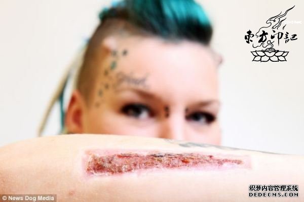 最彪悍的一夜情：熟睡男子被女子用刀纹身