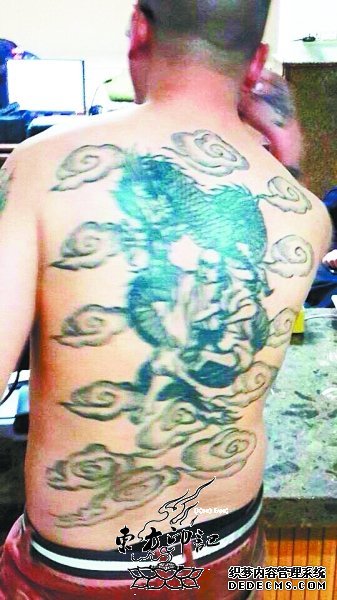 天津醉汉耍酒疯：秀纹身 唱快板