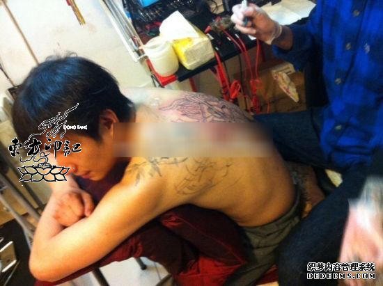 文章新添大满背纹身  纹身总量已达三个