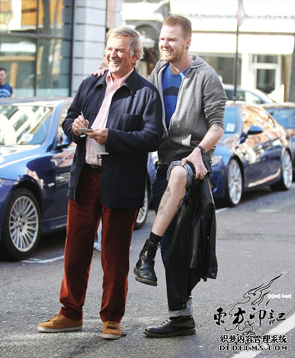 铁粉纹偶像头像纹身得亲笔签名，值了！