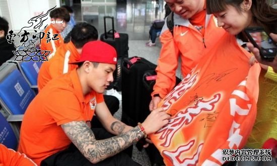 王大雷胳膊上的纹身是涂鸦吗？