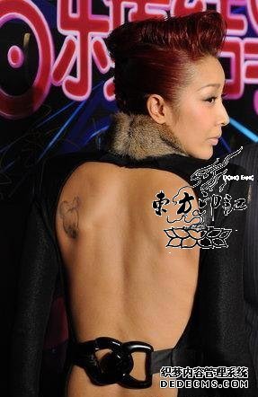 歌手孙悦后背纹身  米老鼠造型呆萌可爱