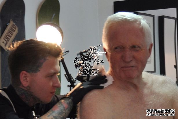 看看老年人纹身的各种理由