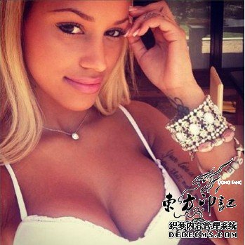 巴神现任女友：不仅有豪乳 还有纹身