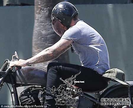 小贝变身“飞车党”  花臂纹身吸睛无数