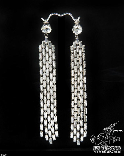 梦露出席《玫瑰纹身》首映  其耳环拍卖18.5万美