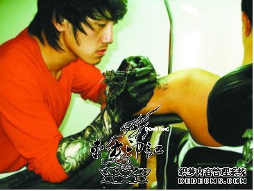 听障男孩谢斌从业纹身师，遭家人反对