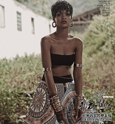 蕾哈娜肩膀纹身泄露天机