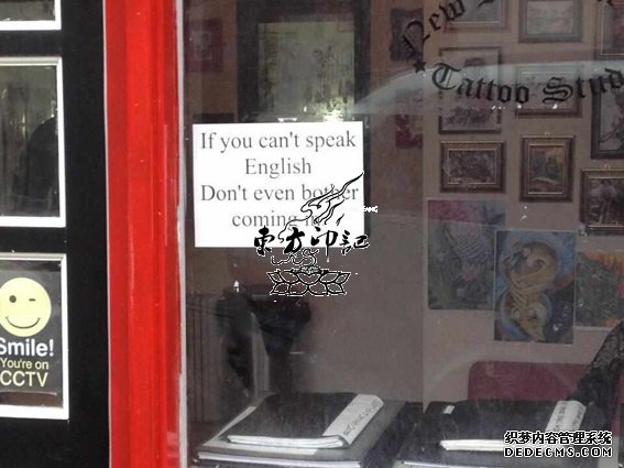 不会说英文，不准进纹身店？！