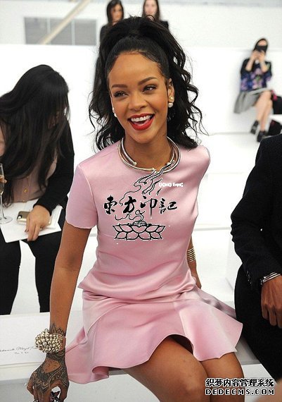 蕾哈娜粉色连衣裙亮相  甜美造型秀野性纹身