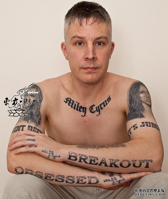 大叔追星也疯狂！英男子纹麦莉头像纹身
