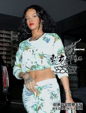 蕾哈娜公开亮相，再秀手部纹身