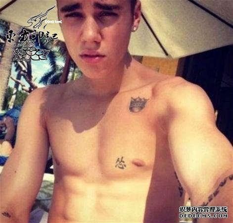 无知真可怕！比伯纹怂字纹身参拜靖国神社