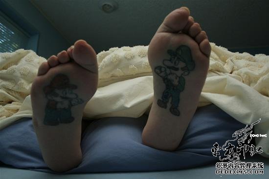 粉丝脚底板纹马里奥兄弟纹身