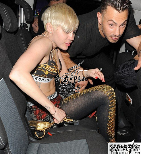 麦莉离开派对时遭围堵 穿内衣装纹身抢眼