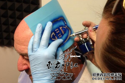 愿赌服输！市长脑袋上被纹身