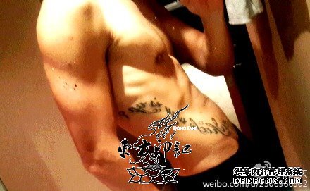 阮经天秀腹肌纹身 大呼日子不好过