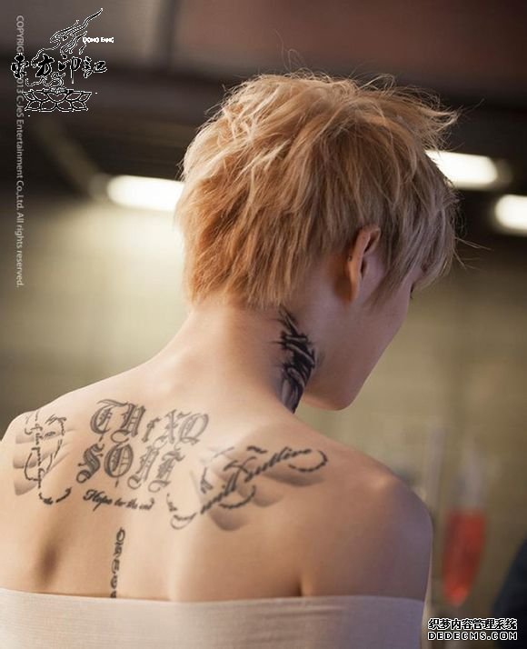 金在中颈椎纹身  粉丝看后表示颈椎疼
