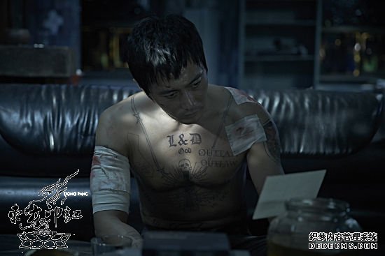 张东健新片演杀手 纹身造型吸睛