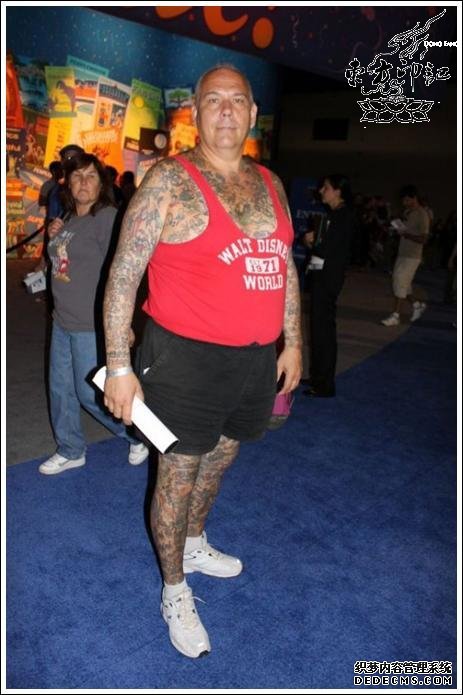 老头也疯狂：美50岁老头纹迪尼斯全身纹身