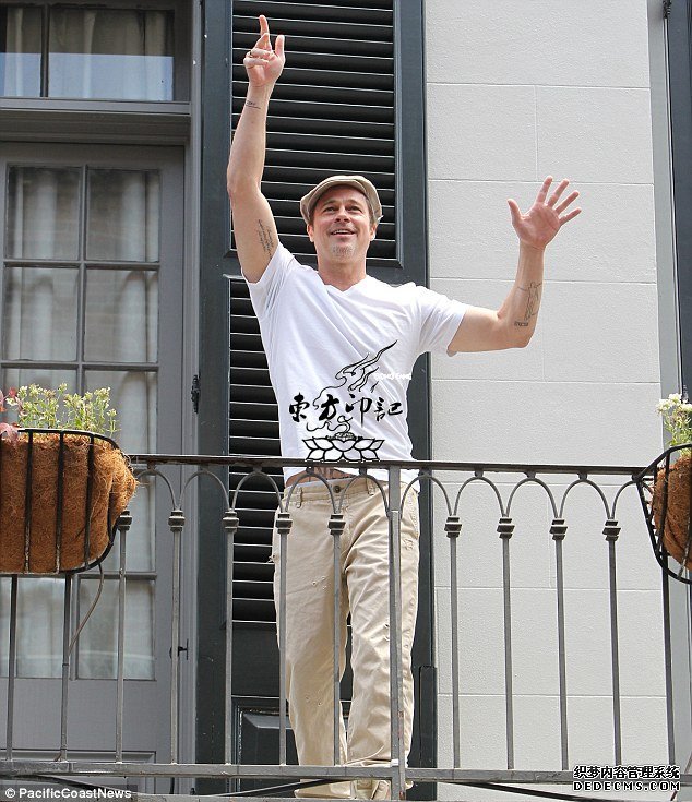 布拉德皮特新添诗句纹身  疑似情侣纹身