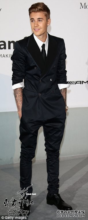 秀纹身还是秀礼服，贾斯汀比伯竟然这样穿！