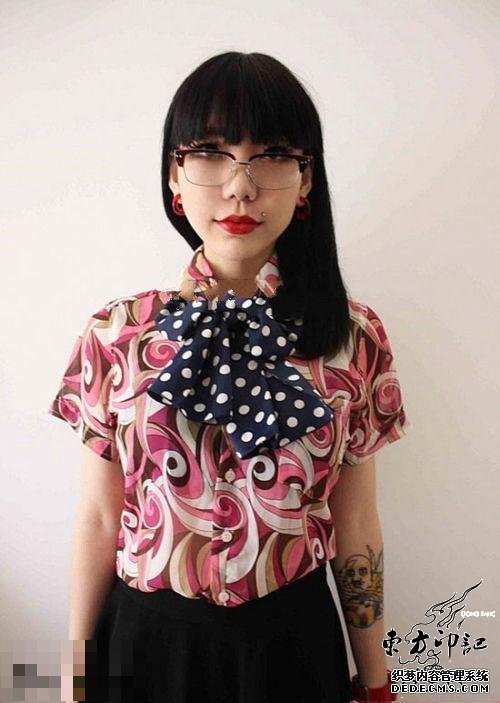 吴莫愁露脐装亮相   手臂添新纹身