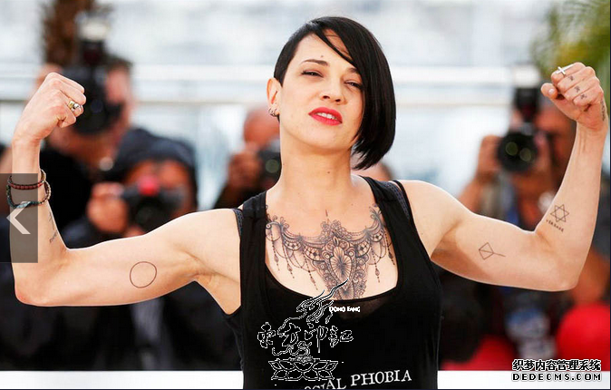 意大利女导演艾莎-阿基多戛纳大秀肌肉和纹身