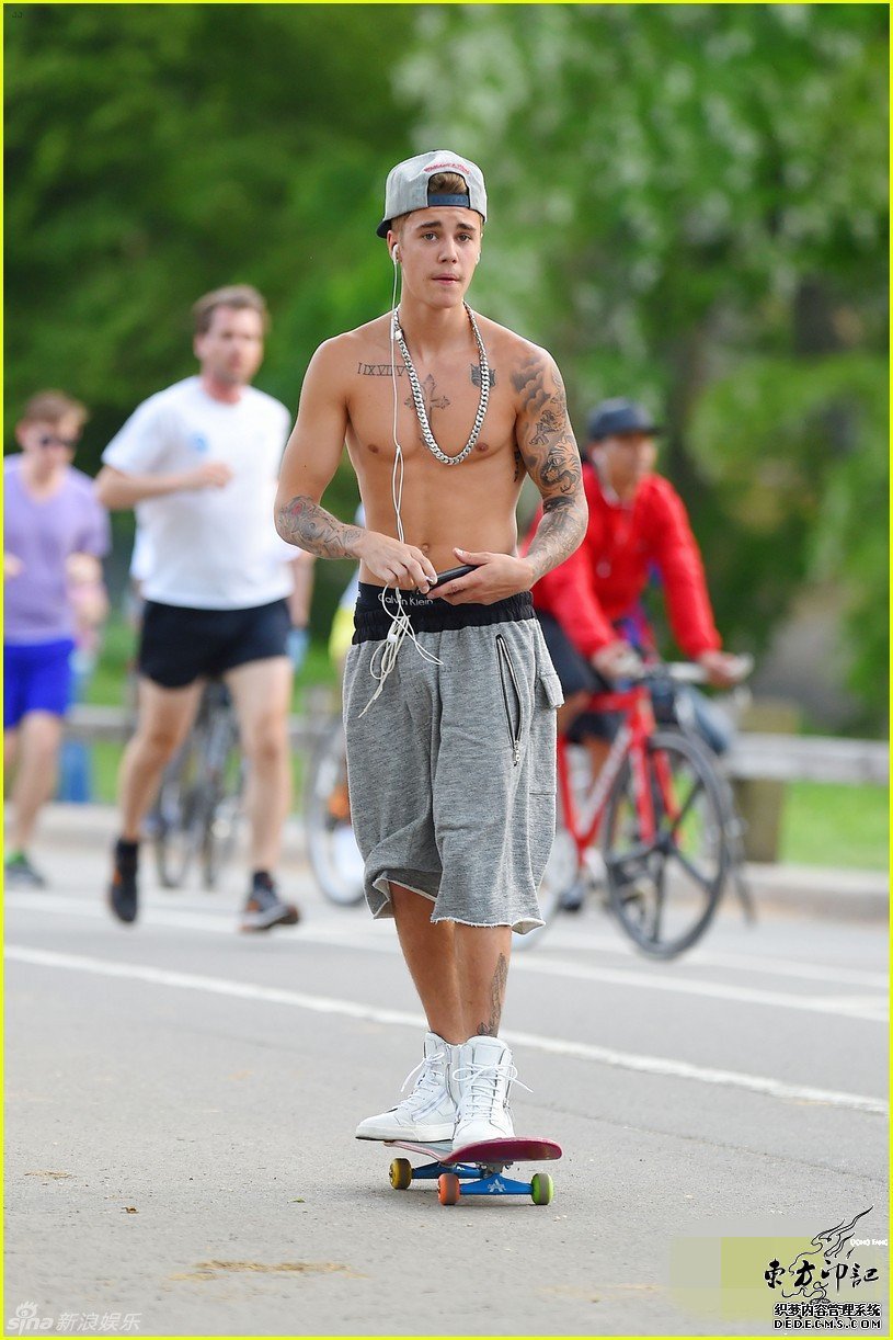 比伯街头玩滑板晒纹身 引路人观看