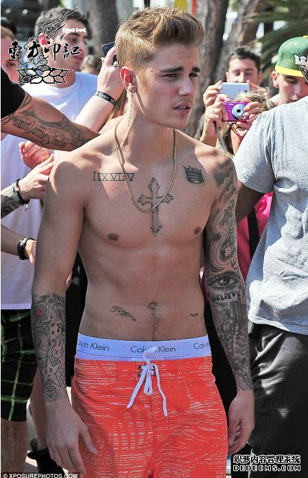 比伯戛纳半裸出街  腹肌纹身引人围观