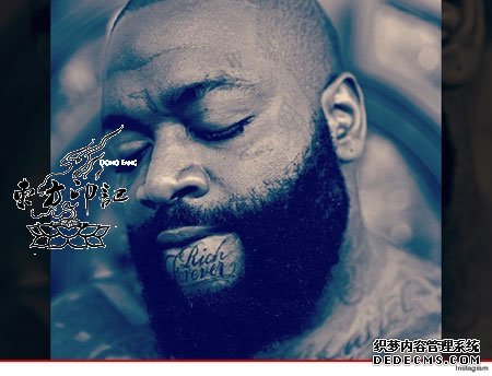 美国说唱歌手下巴纹身——“永远富足”