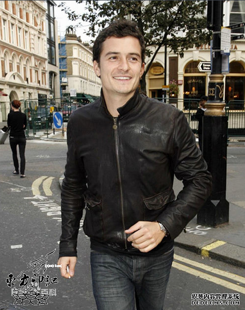 奥兰多·布鲁姆曾纹精灵语纹身纪念影片《魔戒》