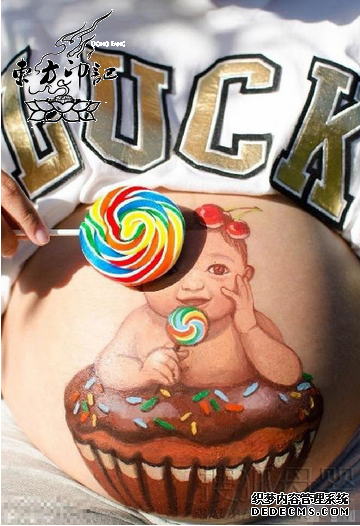 何洁在孕肚上作画  逼真造型酷似纹身