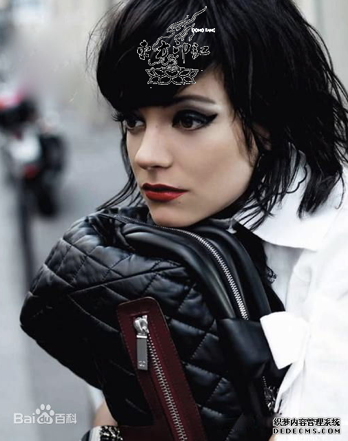 英国乐坛“呛辣公主”莉莉·艾伦的手腕纹身