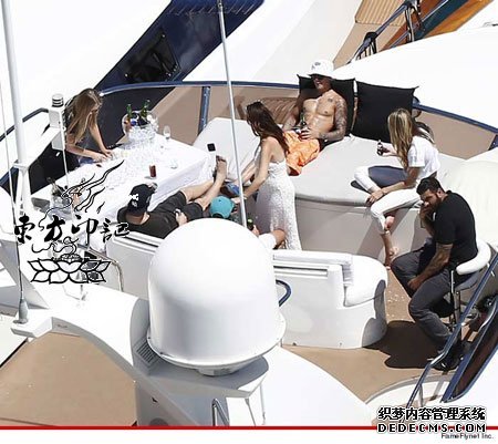贾斯汀比伯快艇上晒纹身  豪捐400多万抗艾滋